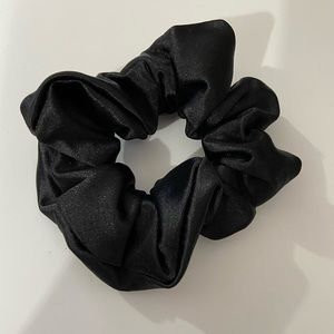 ✨3/$10✨ Black scrunchie